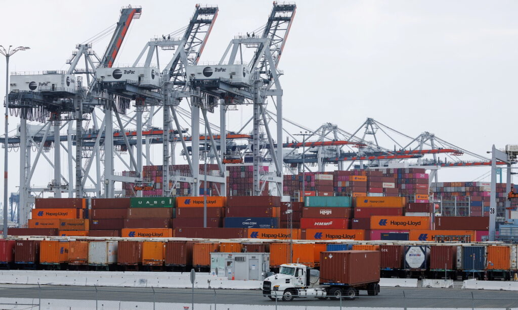 Mỹ bắt đầu thu thuế nhập khẩu bổ sung 10%