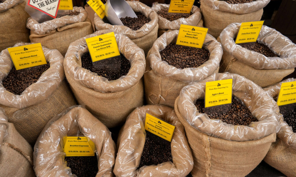 Người Mỹ đổi thói quen bữa sáng vì giá cà phê tăng vọt