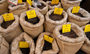 Người Mỹ đổi thói quen bữa sáng vì giá cà phê tăng vọt