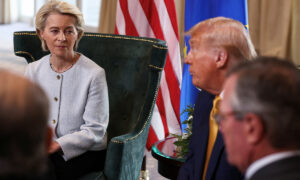 Châu Âu hoãn bỏ phiếu phê chuẩn thỏa thuận thương mại với Mỹ