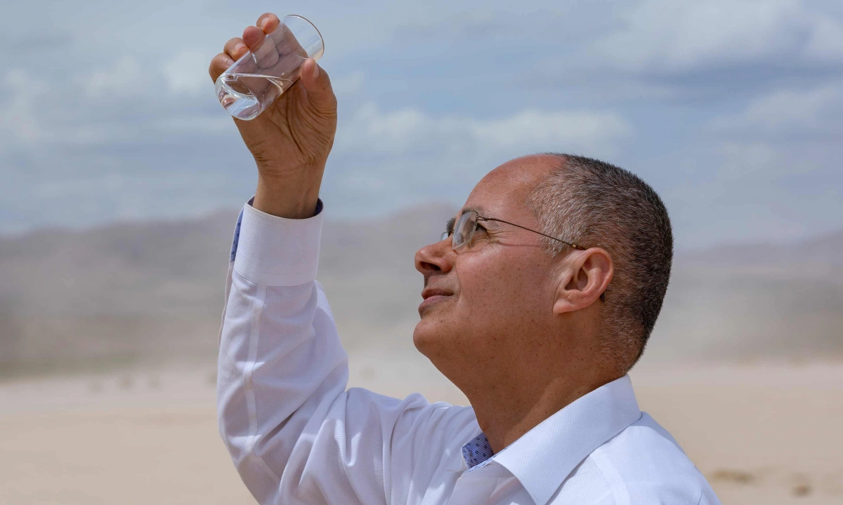 Nhà khoa học 'tị nạn' biến không khí sa mạc thành nước, tạo 1.000 lít mỗi ngày