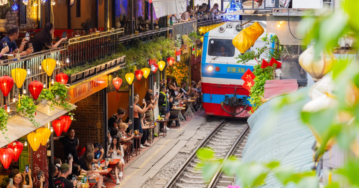 Hà Nội: Giảm tàu qua cầu Long Biên, dừng tàu hàng khu phố cà phê đường tàu