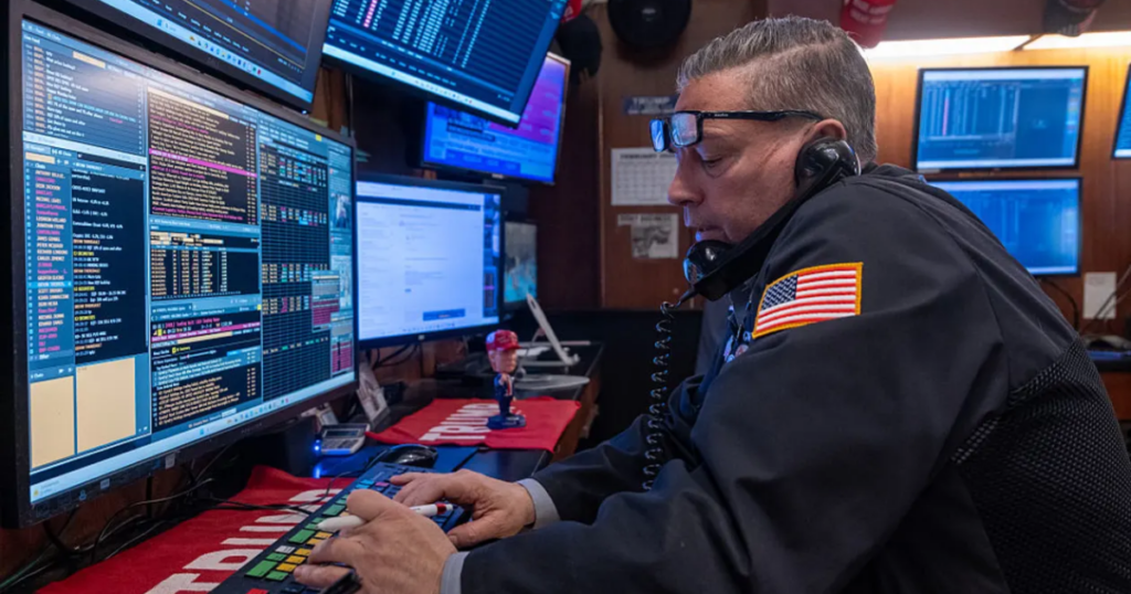 Chứng khoán Mỹ giảm điểm sau báo cáo việc làm, giá dầu đi lên