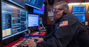 Chứng khoán Mỹ giảm điểm sau báo cáo việc làm, giá dầu đi lên