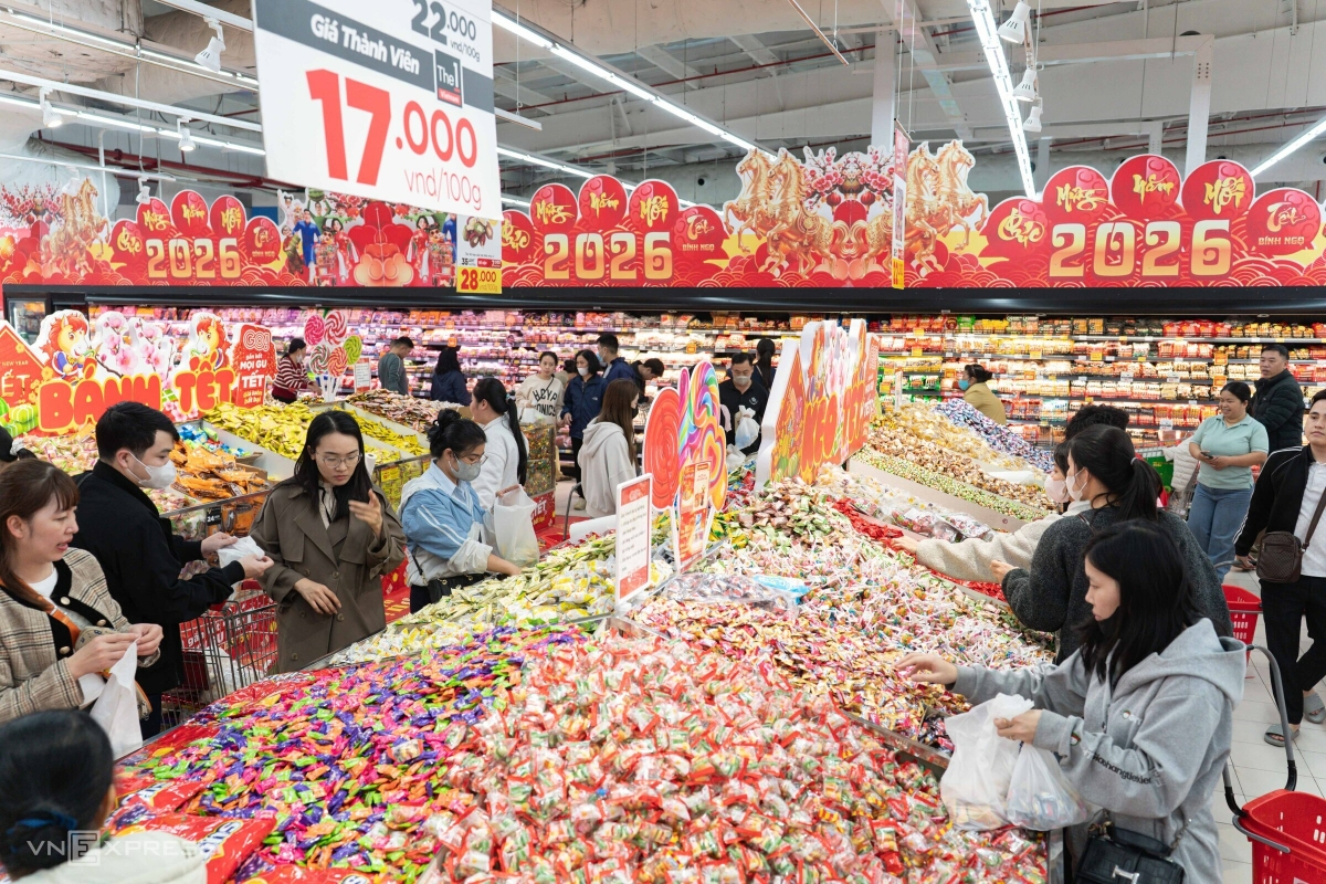 Người dân tấp nập sắm Tết