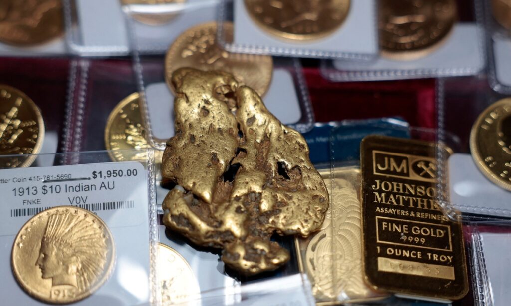 Các cửa hàng tiền xu quá tải vì dân Mỹ bán vàng, bạc