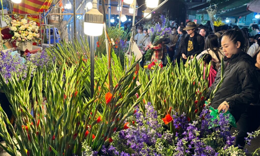 Chợ hoa lớn nhất Hà Nội nhộn nhịp đêm cuối năm