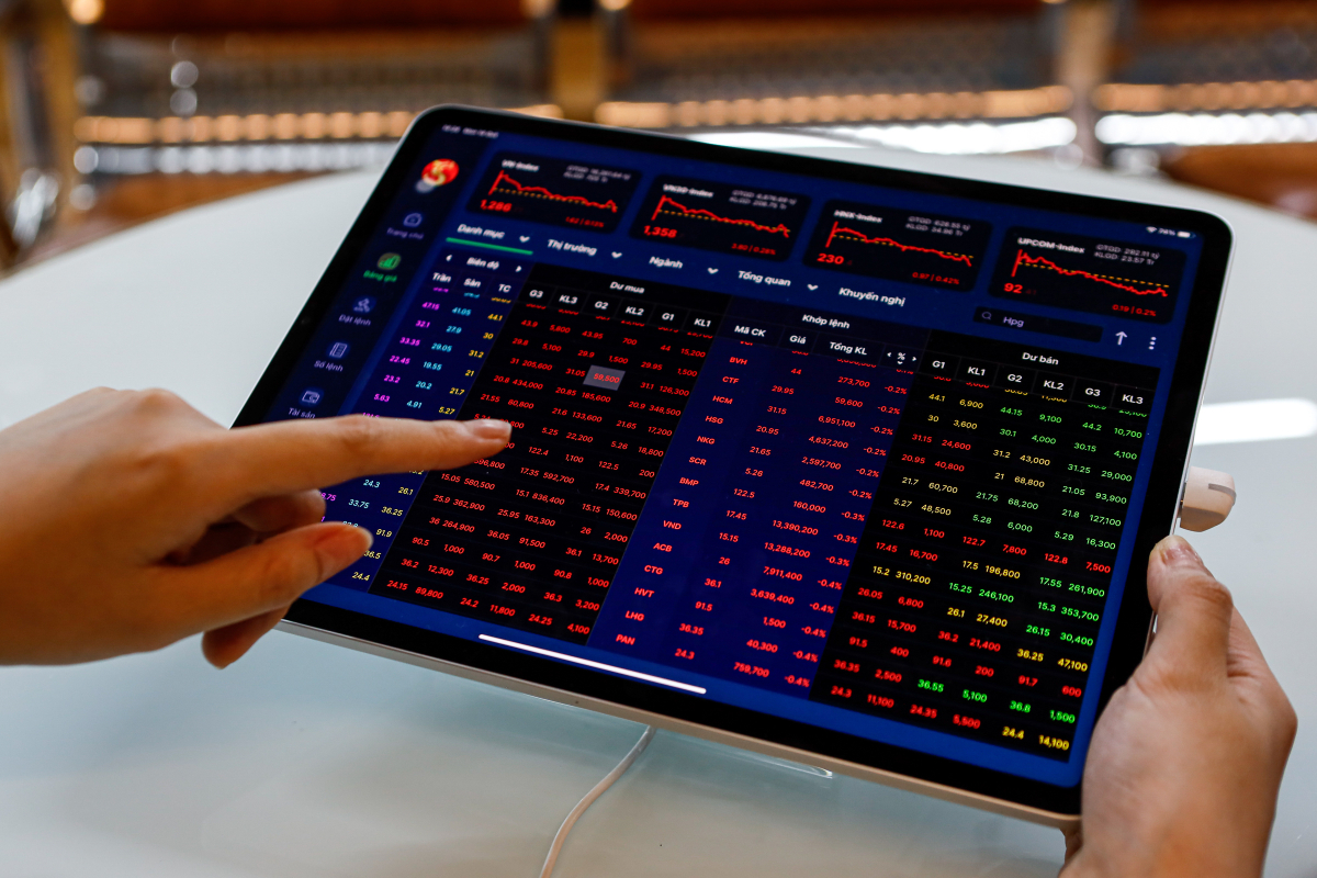 Tiền vào chứng khoán thấp nhất từ đầu năm