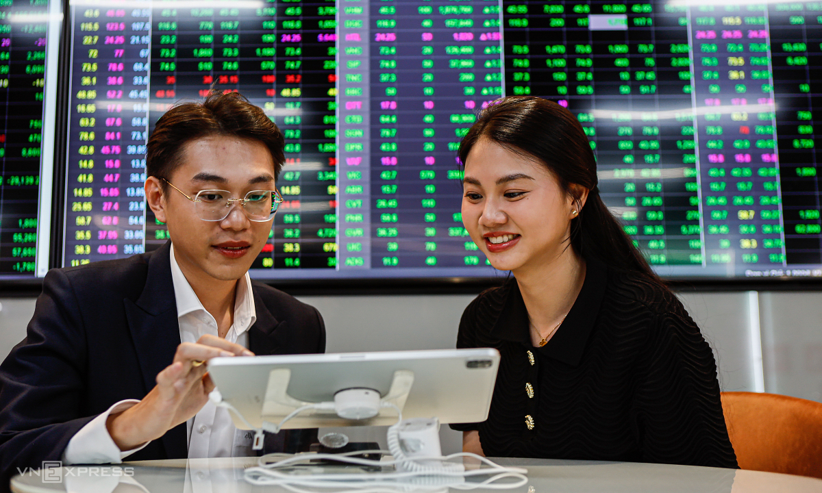 Chứng khoán tăng 10 điểm phiên cuối năm