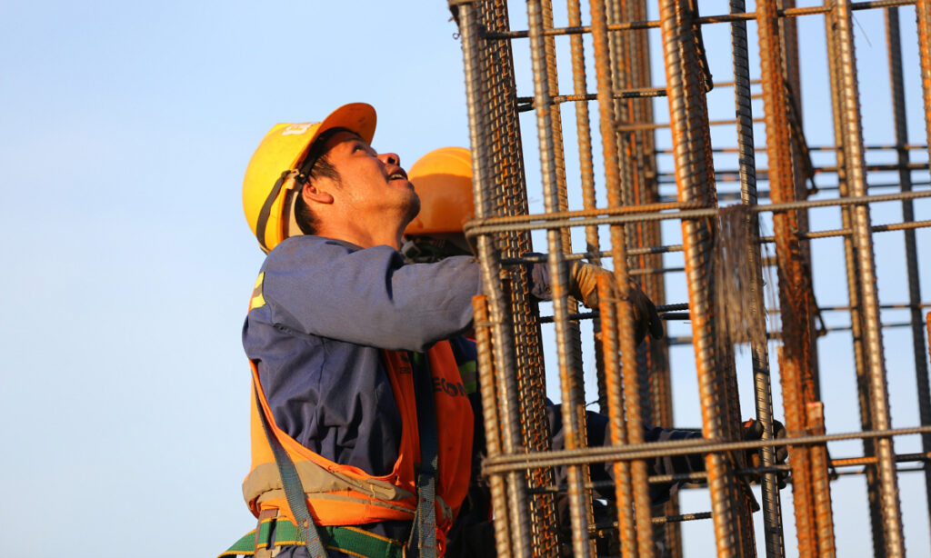 Nhà thầu xây dựng giảm hơn nghìn tỷ doanh thu do 'sai sót in ấn'