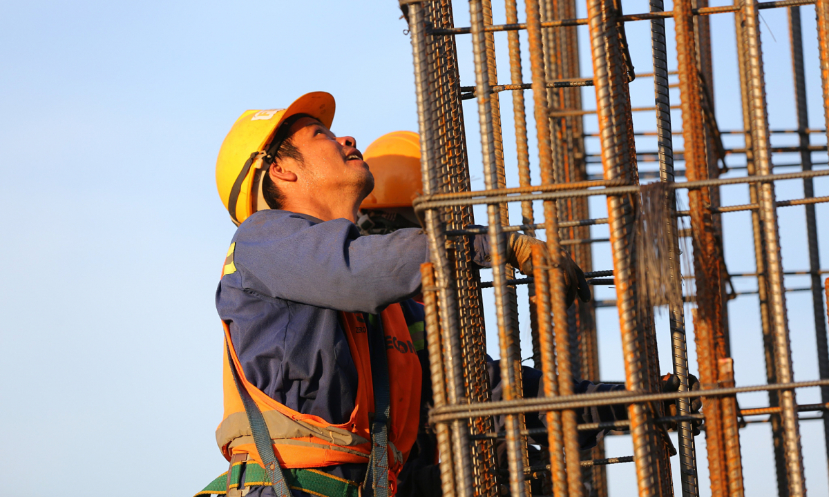 Nhà thầu xây dựng giảm hơn nghìn tỷ doanh thu do 'sai sót in ấn'