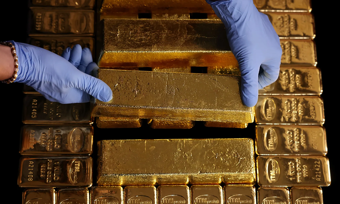 Giá vàng thế giới thấp nhất nửa tháng