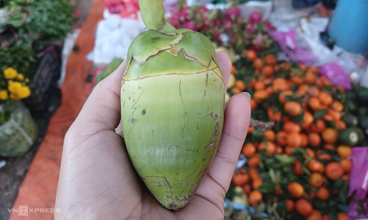 Giá dừa, dứa mini bày mâm ngũ quả tăng gấp 3-5 lần sát Tết