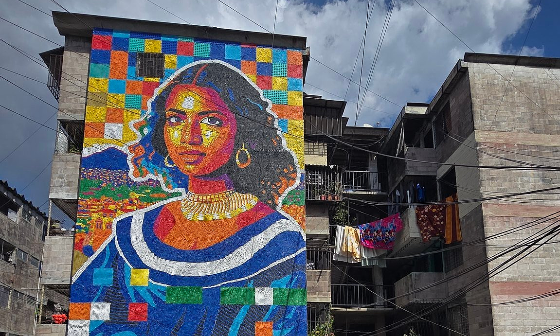 Bức họa Mona Lisa phiên bản Mỹ Latinh từ 100.000 nắp chai nhựa bỏ đi