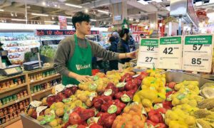 Hoa tươi, thực phẩm mùng 4 Tết tăng giá nhẹ