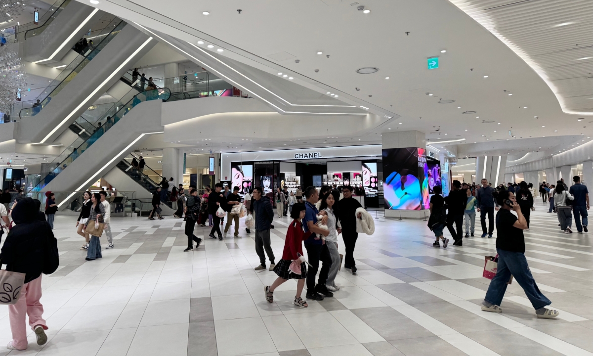 Trung tâm thương mại, siêu thị đông khách đến đêm