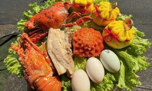 Mâm cỗ tôm hùm, cua Cà Mau giá rẻ 'cháy hàng' dịp vía Thần Tài