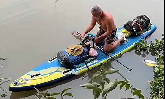 Khách Tây chèo SUP trên sông, được cả xóm miền Tây ra đón, mời ăn