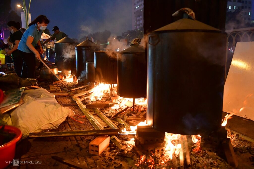 Nấu 2.000 bánh tét bên bờ kênh TP HCM tặng người khó khăn