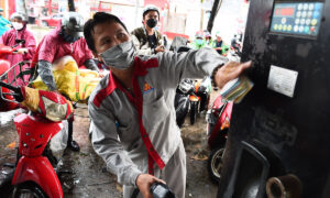 Giá xăng giảm, dầu tăng