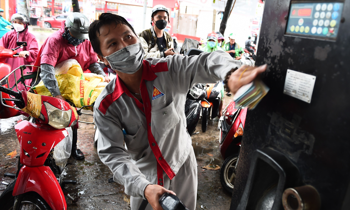 Giá xăng giảm, dầu tăng