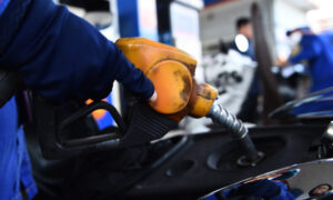 Giá xăng vượt 20.000 đồng một lít