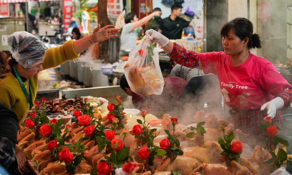 Người dân phố cổ nhộn nhịp sắm Tết ông Công ông Táo