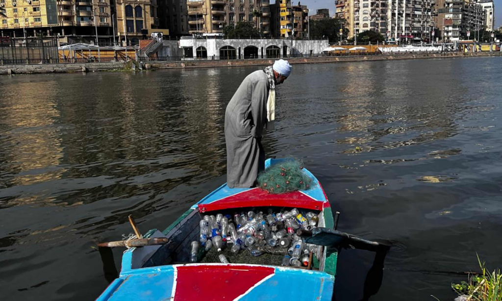 Ngư dân sông Nile đổi sang 'săn' rác nhựa bởi quá ít cá
