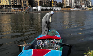 Ngư dân sông Nile đổi sang 'săn' rác nhựa bởi quá ít cá