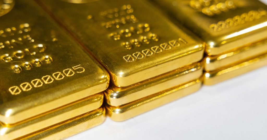 Giá vàng yếu đi sau khi vượt 4.600 USD/oz