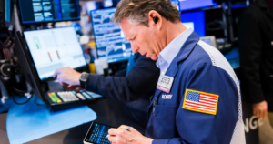 Chứng khoán Mỹ đi lên dù giá dầu “cố thủ” mốc 100 USD/thùng