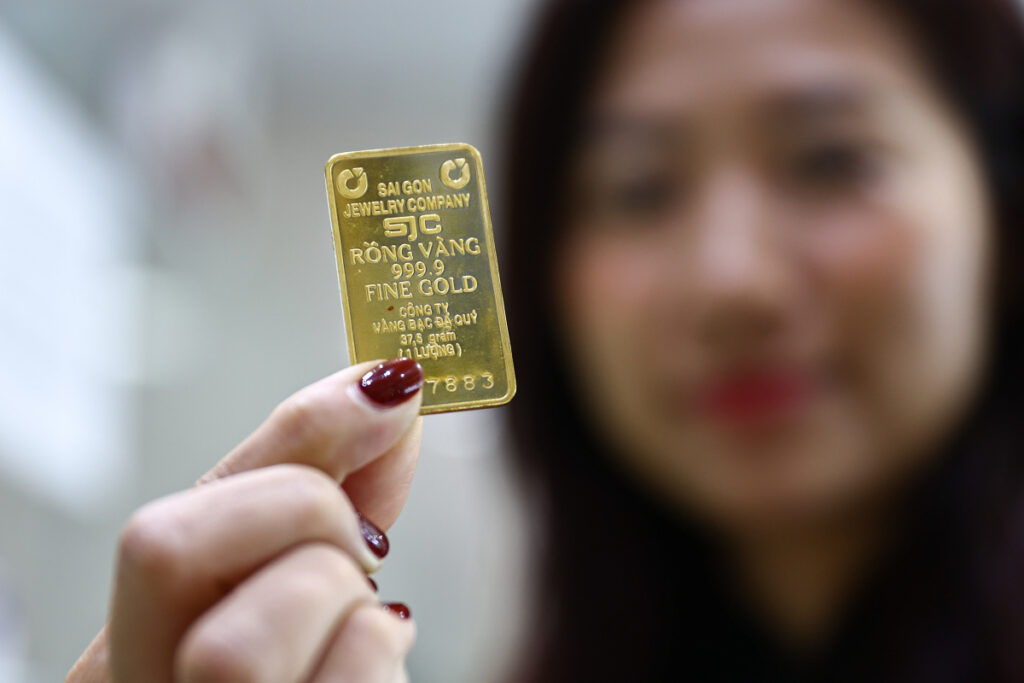 Mỗi lượng vàng miếng giảm hơn 5 triệu đồng