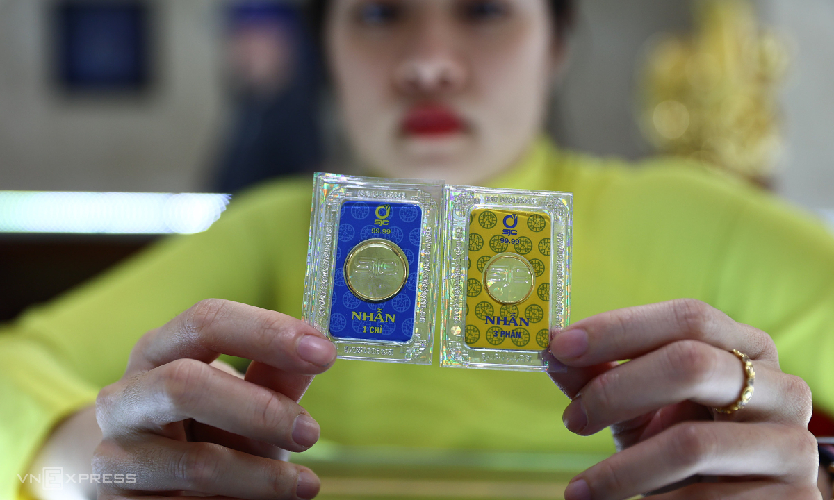 Giá vàng suy yếu khi nhà đầu tư chuyển sang giữ USD