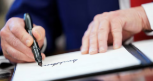 Mỹ chuẩn bị phát hành tờ 100 USD có chữ ký của Tổng thống Trump