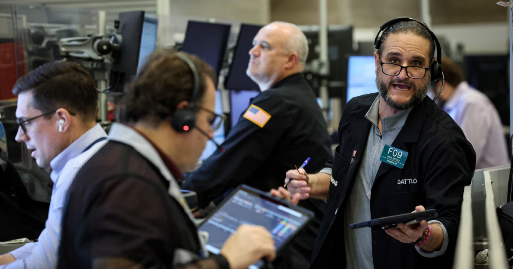 Chứng khoán Mỹ tăng điểm mạnh khi giá dầu trượt khỏi mốc 100 USD/thùng