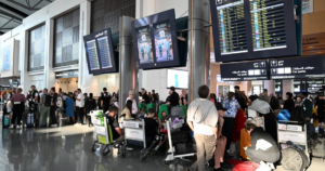 Hàng chục nghìn hành khách vẫn bị mắc kẹt sau hơn 3 tuần chiến sự Iran