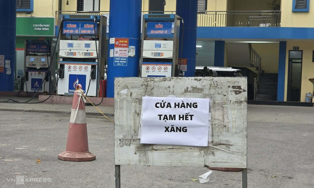 Cây xăng bán nhỏ giọt, treo biển hết hàng