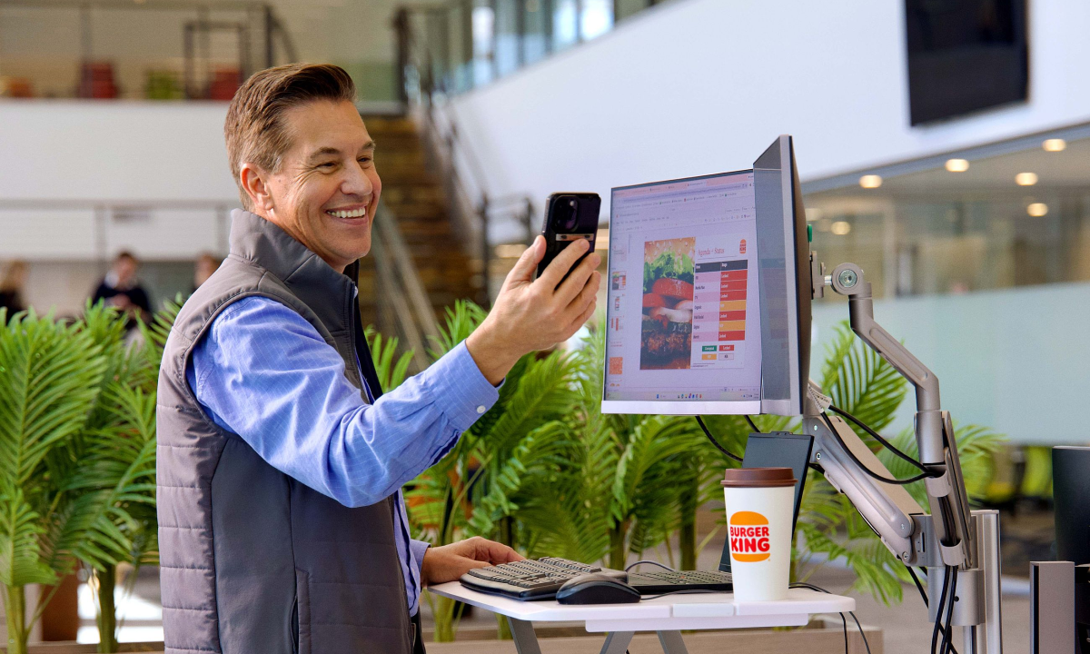 Phép thử của Chủ tịch Burger King sau hai tuần trực điện thoại