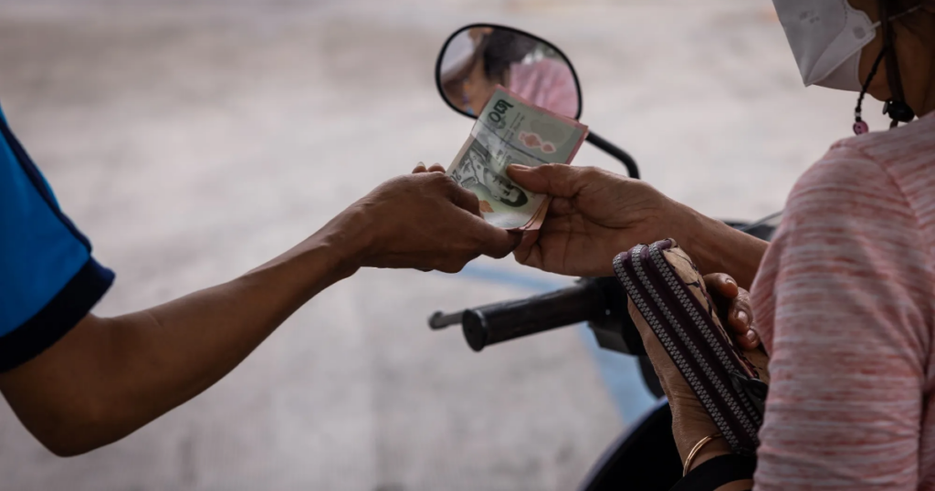 Đồng baht Thái Lan lao dốc khi giá xăng dầu tăng cao