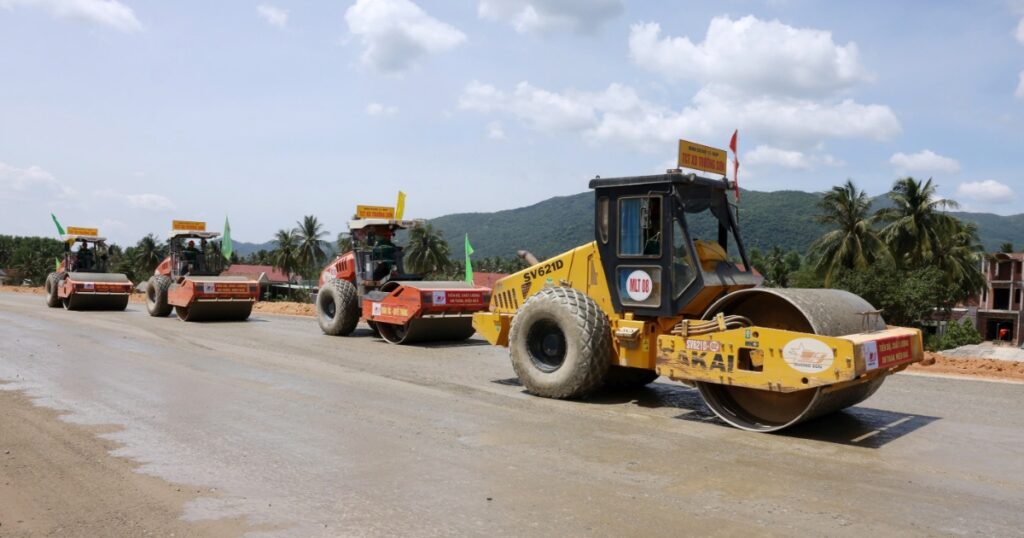 Đẩy nhanh hạ tầng chiến lược, phấn đấu tăng trưởng từ 10% trong năm 2026