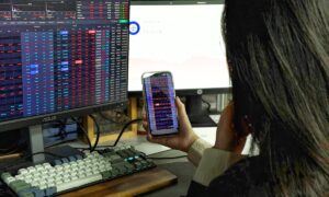 Vì sao chứng khoán giảm kỷ lục hơn 100 điểm?