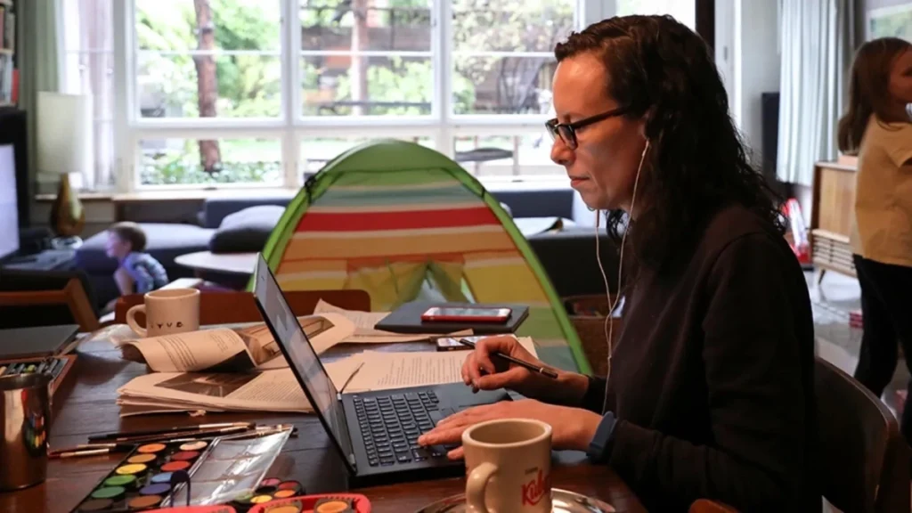 IEA: Làm việc từ xa, hạn chế đi máy bay để giảm áp lực lên thị trường năng lượng