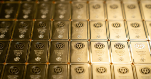 Giá vàng “thoát hiểm” nhờ đồng USD giảm, SPDR Gold Trust vẫn bán ròng