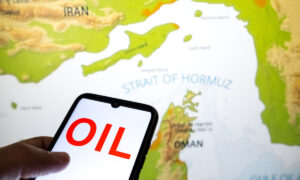 Giá dầu giảm mạnh khi ông Trump hủy tối hậu thư với Iran