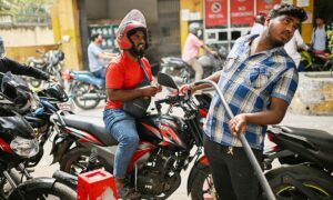 Các nước áp trần giá, khuyến khích làm từ xa khi nguồn cung xăng dầu đứt gãy