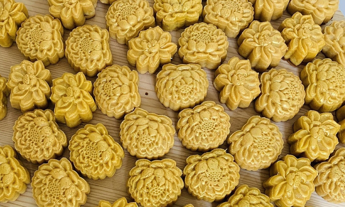 Bánh trung thu hoa sen mini hút khách dịp rằm tháng Giêng