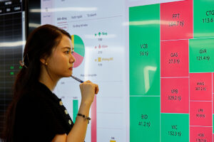 Nhà đầu tư nên làm gì sau phiên chứng khoán giảm kỷ lục?