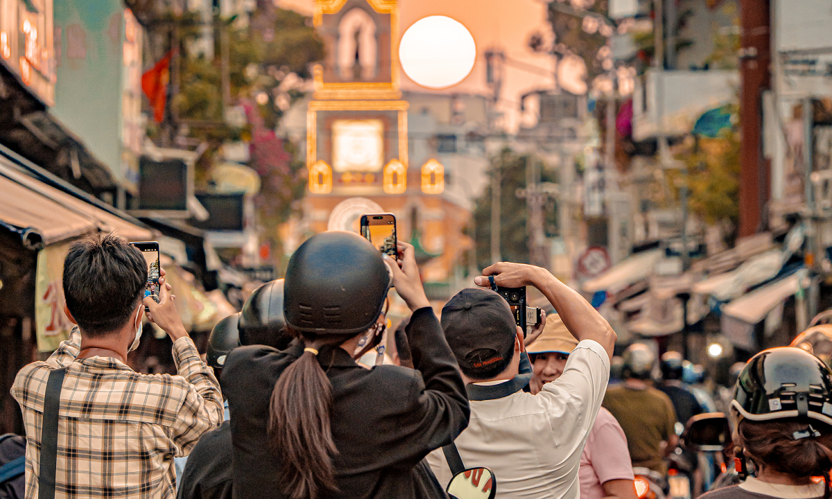 'Săn' Mặt Trời trứng muối trước nhà thờ trăm tuổi ở TP HCM