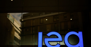 Các nước giàu xả dự trữ, vì sao giá dầu vẫn leo thang?