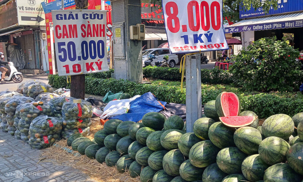 Nhiều nông sản rớt giá còn vài nghìn đồng một kg